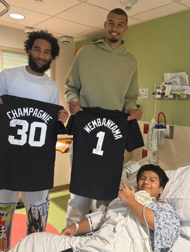 世界杯客户端安装包-文班亚马和尚帕尼现身圣安东尼奥医院、看望陪伴病患